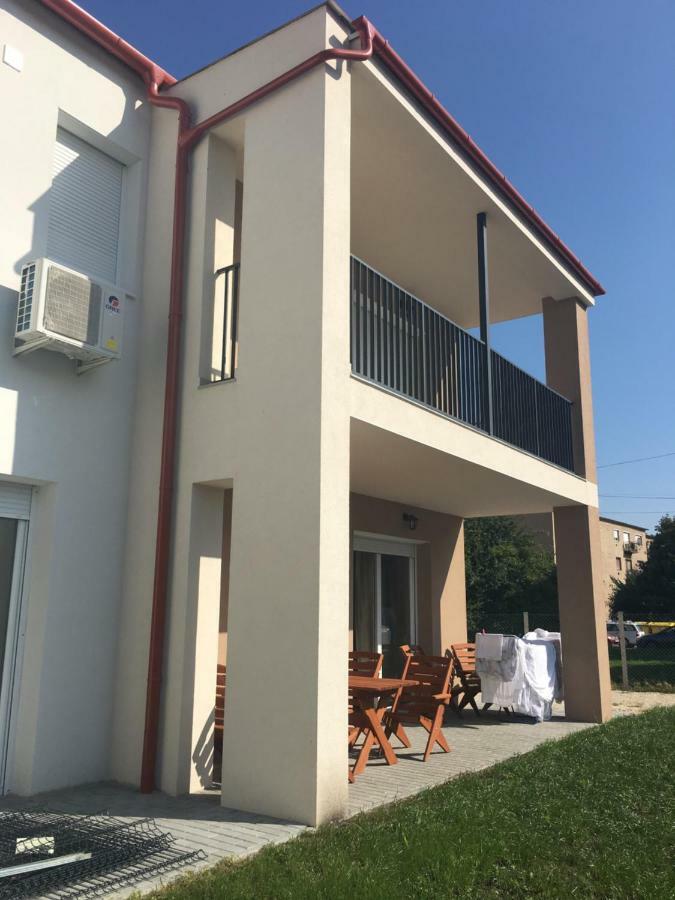 Szofi Apartman Papa Fenyves U. 19. Екстер'єр фото